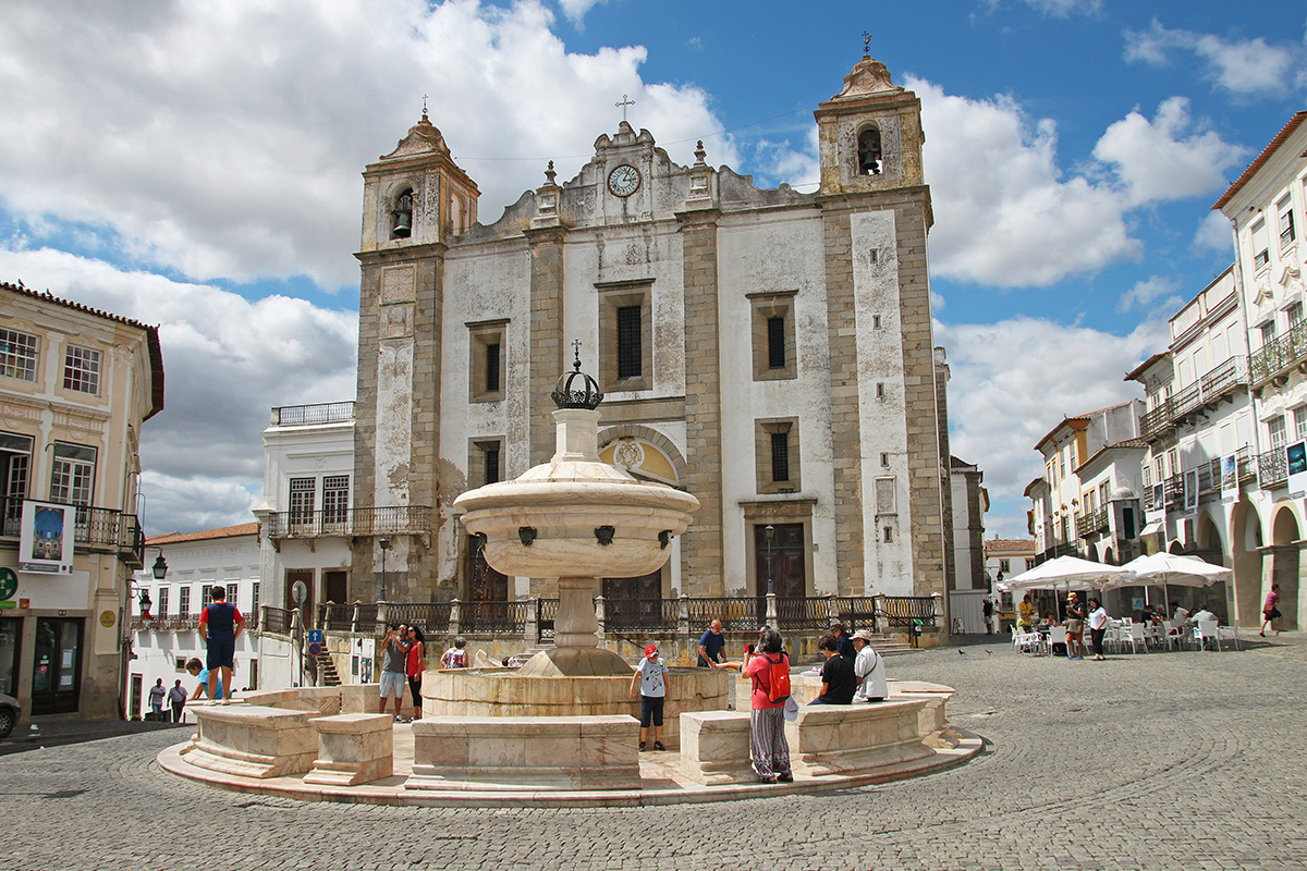 evora | portugal | praça do giraldo | alentejo | travel | the man in the front seat | bwd vacations